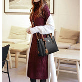 شنطة يد نسائيةعملية بخامة جلدية مميزة وتصميم بسيط وراقي - اسود - KSA